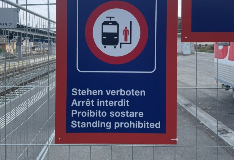 Dieses Schild ist mir aufgefallen, weil es zeigt, dass Piktogramme auf kleinem Raum Informationen vermitteln können, die sich mit wenigen Worten nur schwer erklären lassen. Foto: Jonas Howald