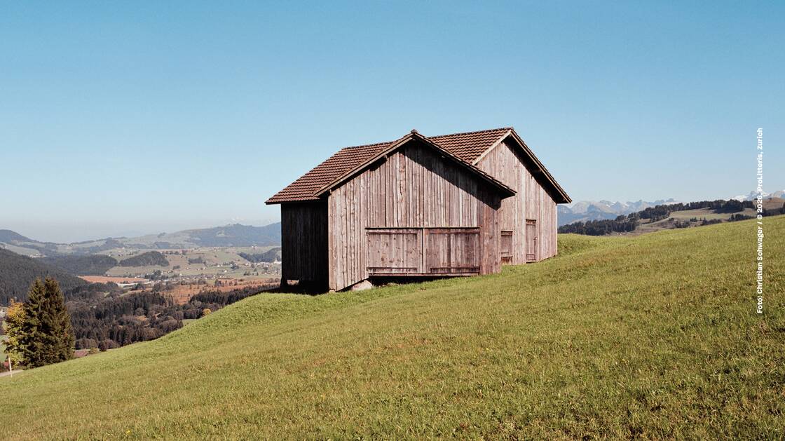 Keyvisual der Ausstellung «Wir und der Krieg». Foto (Ausschnitt): Christian Schwager, Infanteriebunker Ratenpass / © 2026, ProLitteris, Zurich | © Christian Schwager / © 2026, ProLitteris, Zurich