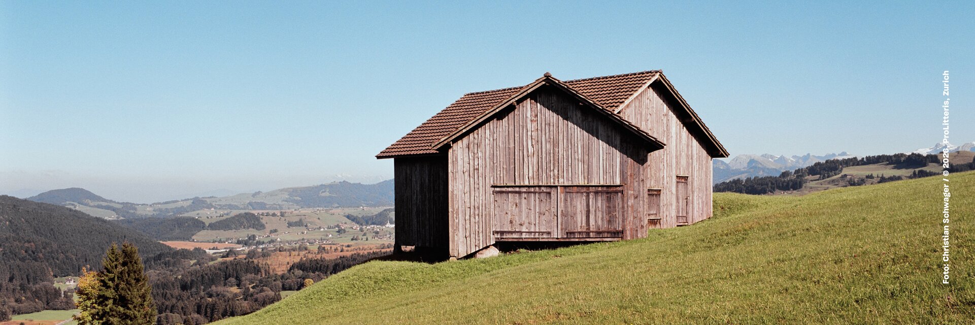 Keyvisual de l'exposition «Nous et la guerre». Photo (détail) : Christian Schwager, fortin d'infanterie sur le col du Raten / © 2026, ProLitteris, Zurich | © Christian Schwager / © 2026, ProLitteris, Zurich