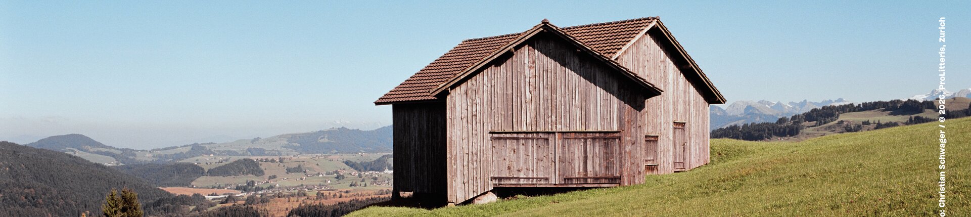 Keyvisual der Ausstellung «Wir und der Krieg». Foto (Ausschnitt): Christian Schwager, Infanteriebunker Ratenpass / © 2026, ProLitteris, Zurich | © Christian Schwager / © 2026, ProLitteris, Zurich