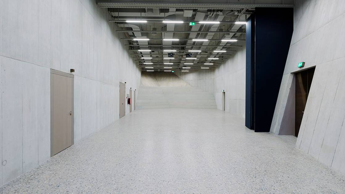 Open partition wall in the direction of the stairs in the Willy G.S. Hirzel auditorium