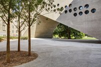 Image Cour de jardin avec vue sur le nouveau bâtiment