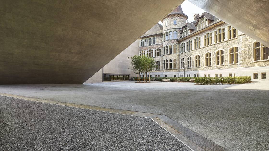 Image Cour de jardin avec vue sur la façade du musée