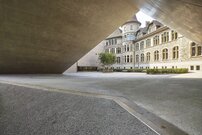 Image Cour de jardin avec vue sur la façade du musée