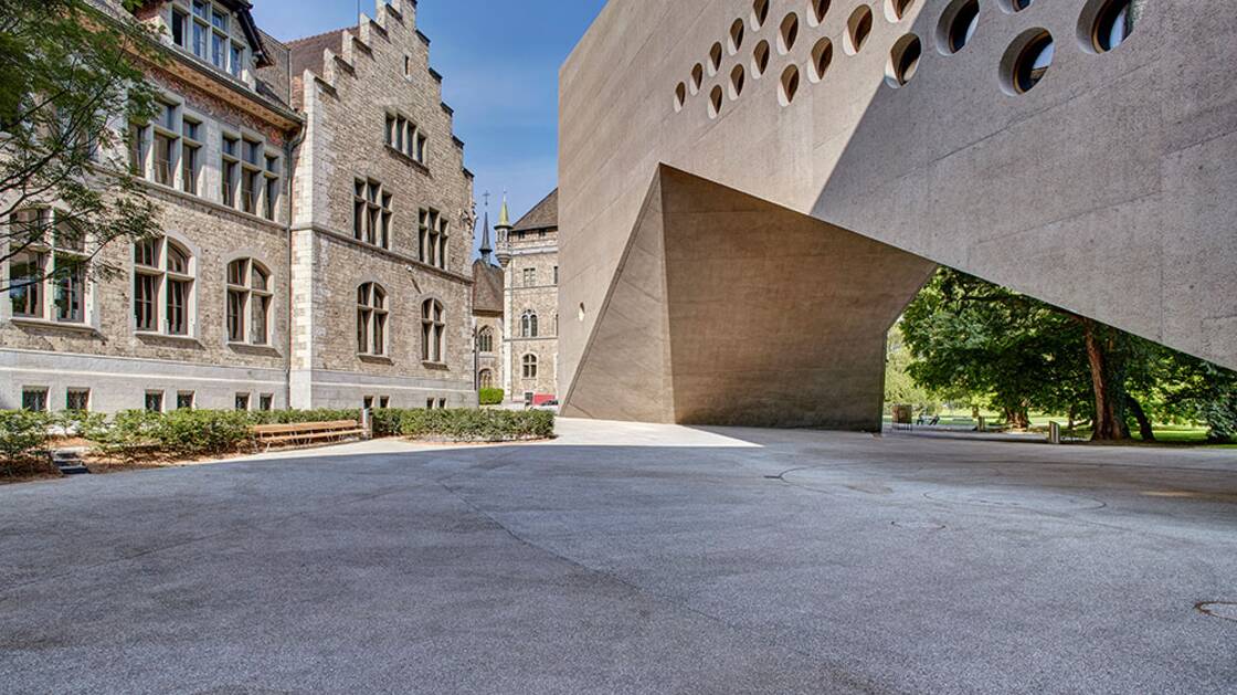 Museum courtyard with a view of the new and old buildings