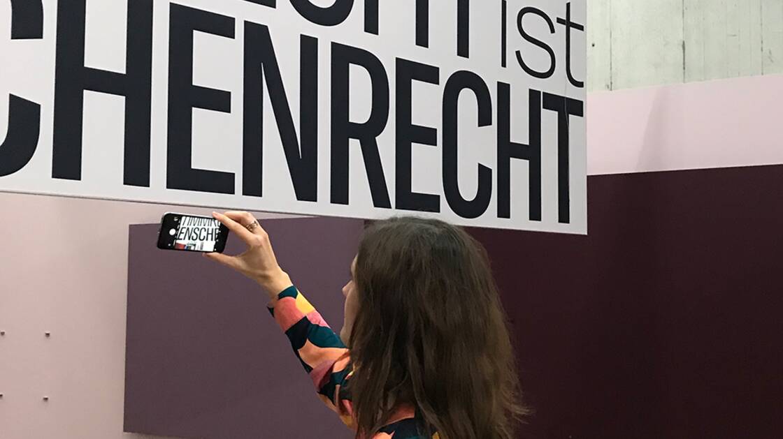 Denise Tonella in der Wechselausstellung "Frauen.Rechte".