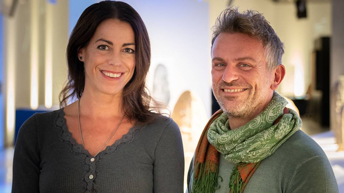 Jacqueline Perifanakis und Luca Tori, Kuratorin und Kurator der Ausstellung "Menschen. In Stein gemeisselt".