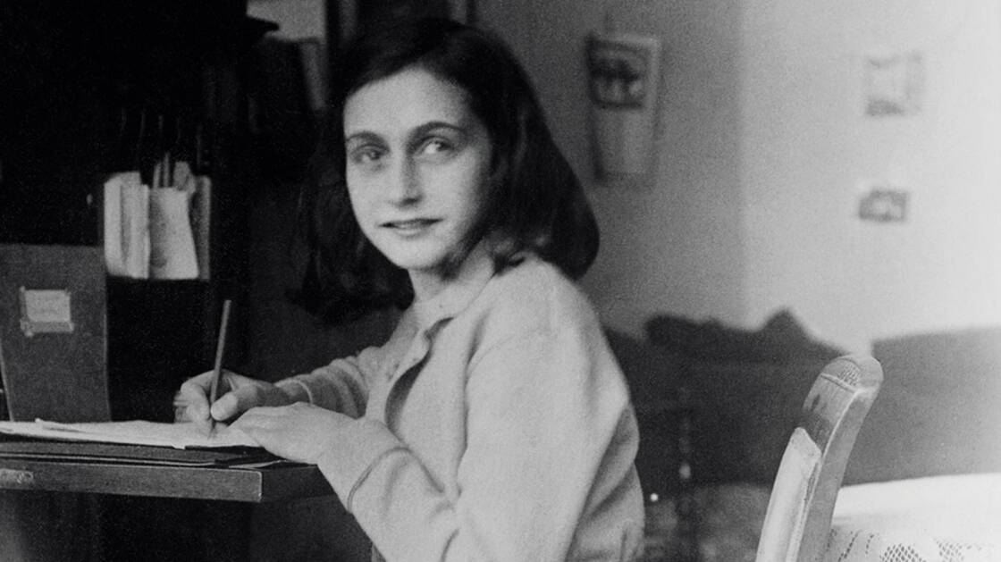 Anne Frank am Schreibtisch.