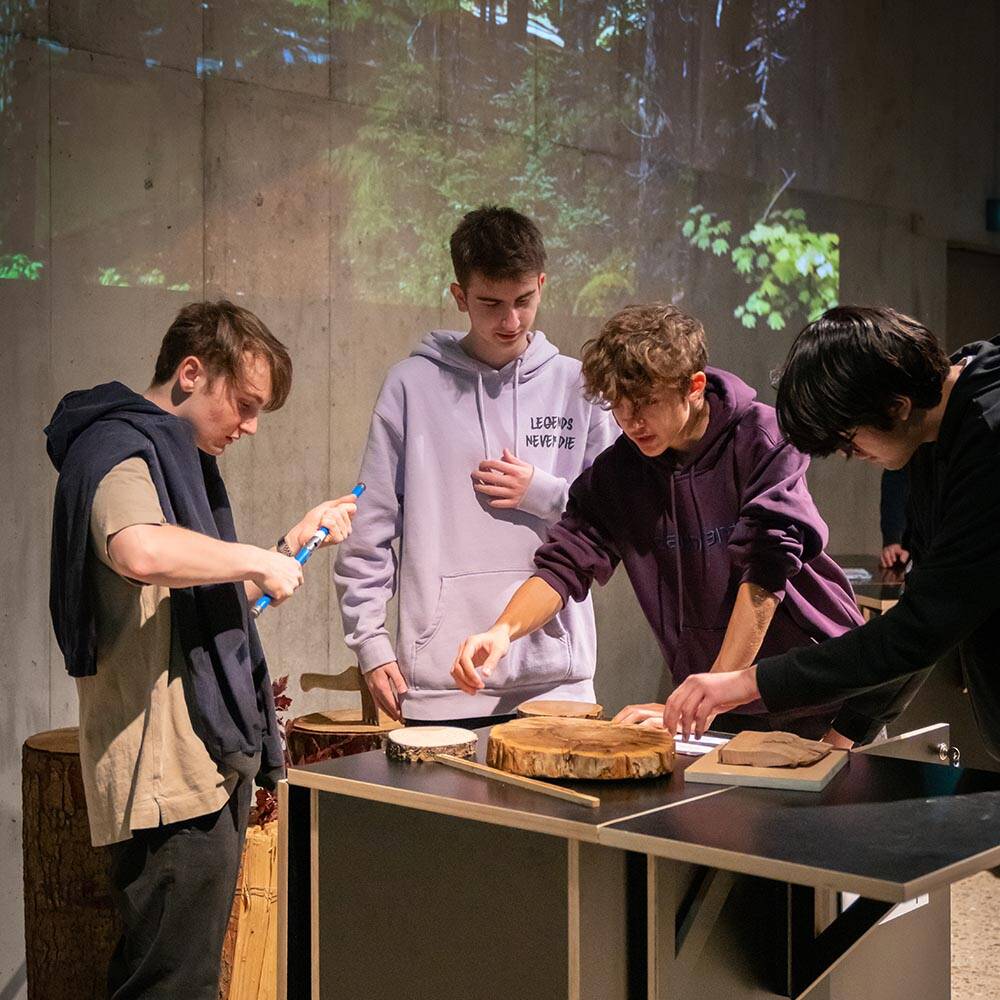 Schülerinnen und Schüler während einer interaktiven Führung in der Ausstellung "Im Wald"