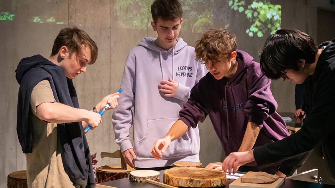 Schülerinnen und Schüler während einer interaktiven Führung in der Ausstellung "Im Wald"