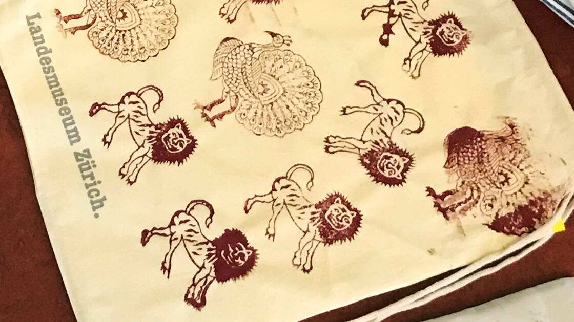 Détail d'un sac en tissu imprimé lors de l'atelier "Impression - magie des motifs et splendeur des couleurs".