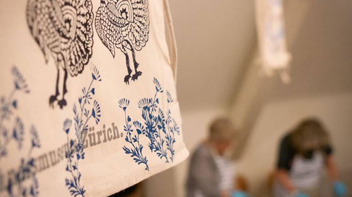 Détail d'un sac en tissu imprimé lors de l'atelier "Impression - magie des motifs et splendeur des couleurs".