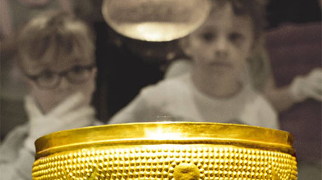 Kinder betrachten die Goldschale in der Ausstellung "Archäologie"