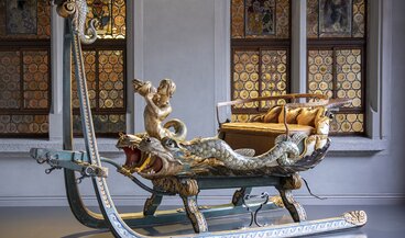 Splendid sleigh in the loggia in the permanent exhibition "The Collection".