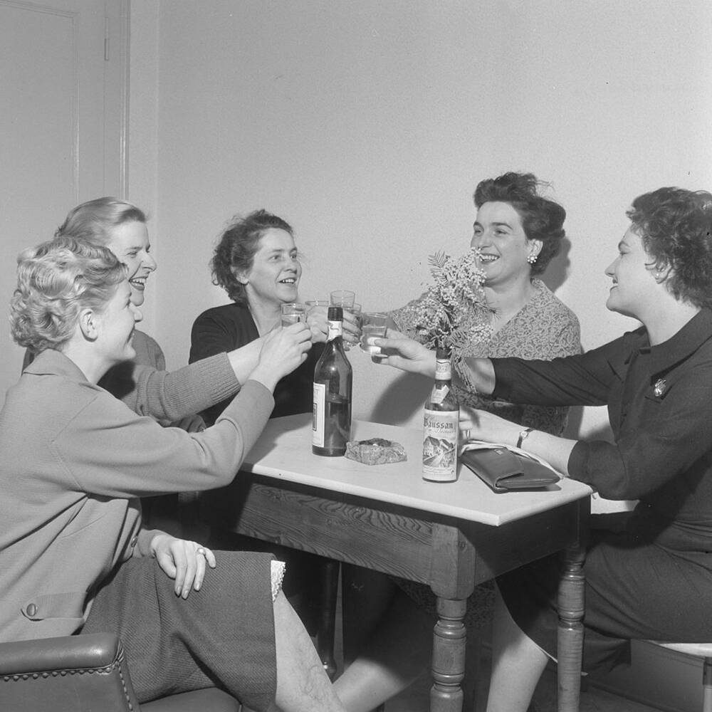 Historical photograph of Vaudois women toasting women's suffrage.