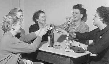 Fotografia storica di donne vodesi che brindano al suffragio femminile.