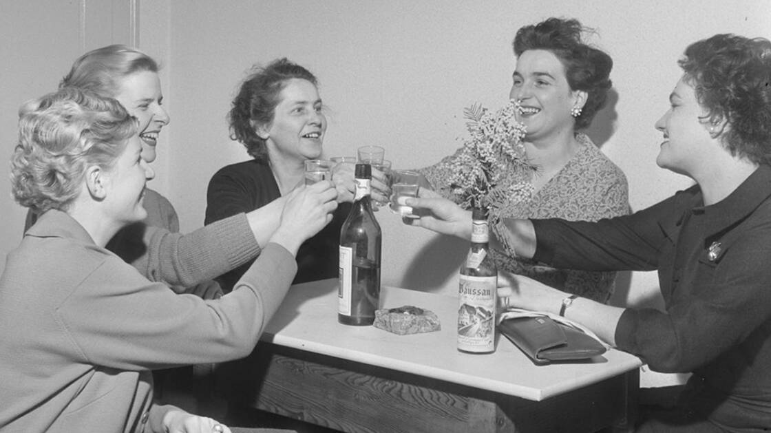 Historical photograph of Vaudois women toasting women's suffrage.