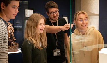 Élèves avec un médiateur pendant une visite guidée.