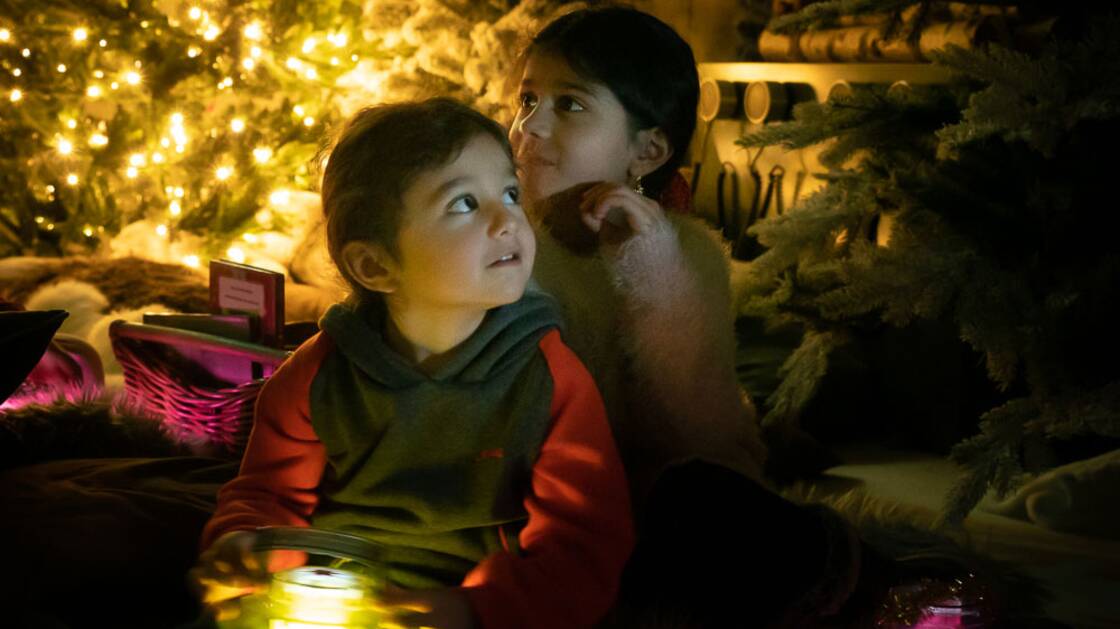 Zwei Mädchen im weihnachtlich beleuchteten Advents-Atelier.