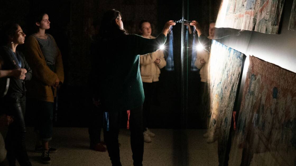 Ein Gruppe im Dunkeln während der Führung "Nachts alleine im Museum".