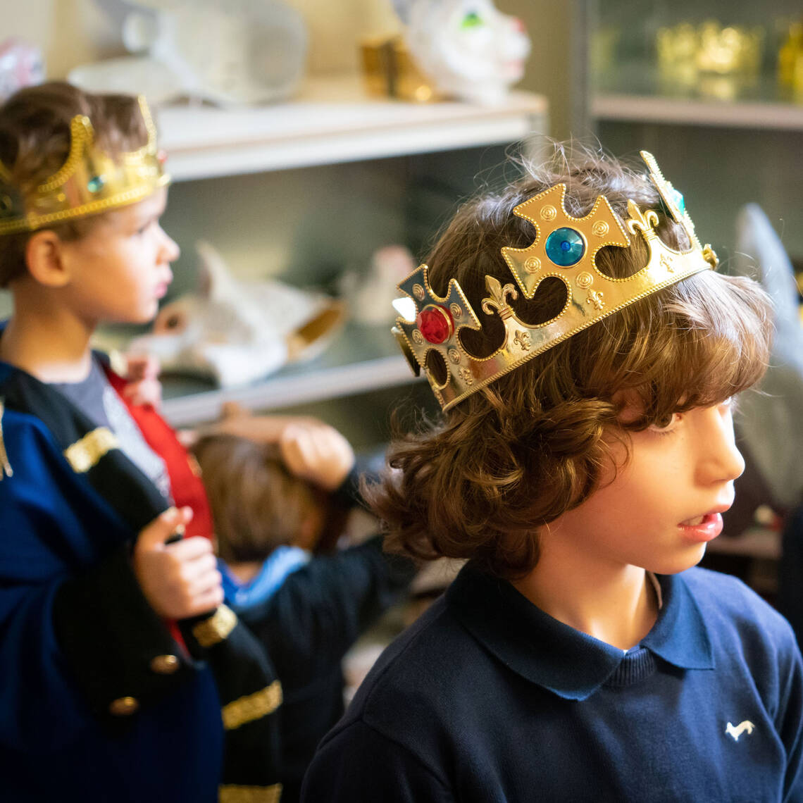 Kinder beim Verkleiden während des Workshops "Die Weihnachtsgeschichte in Schnappschüssen"