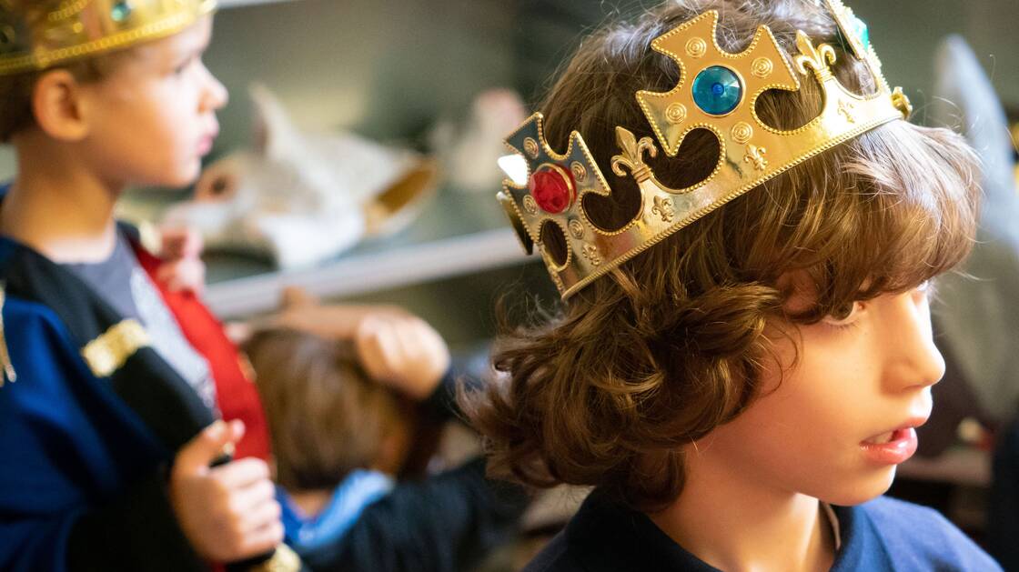 Les enfants se déguisent pendant l'atelier "L'histoire de Noël en instantanés".