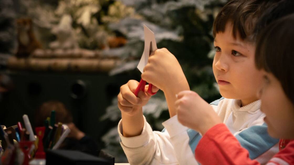 Kinder beim Basteln im Adventsatelier
