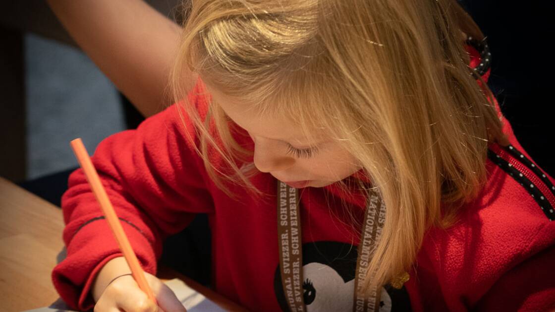 I bambini fanno lavori di artigianato nell'atelier dell'Avvento