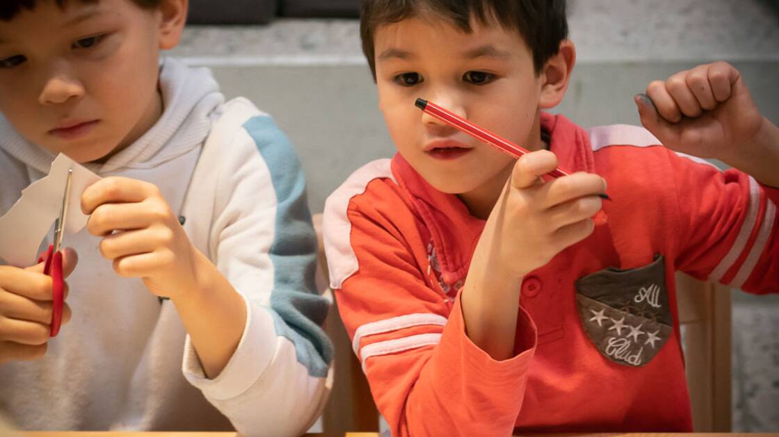 Kinder beim Basteln im Adventsatelier