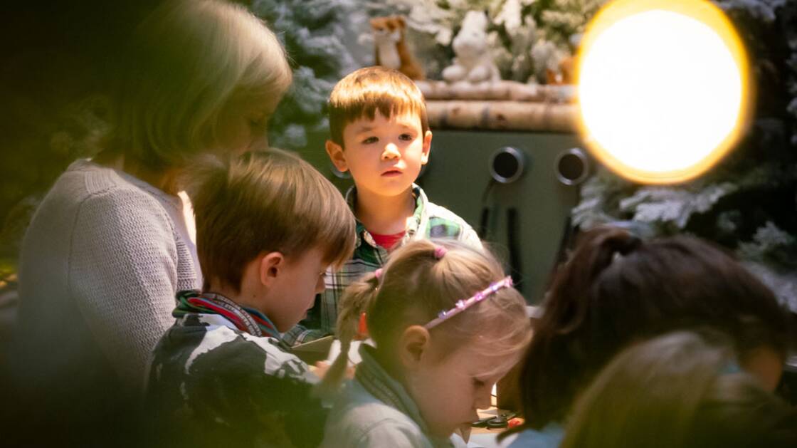 Kinder beim Basteln im Adventsatelier