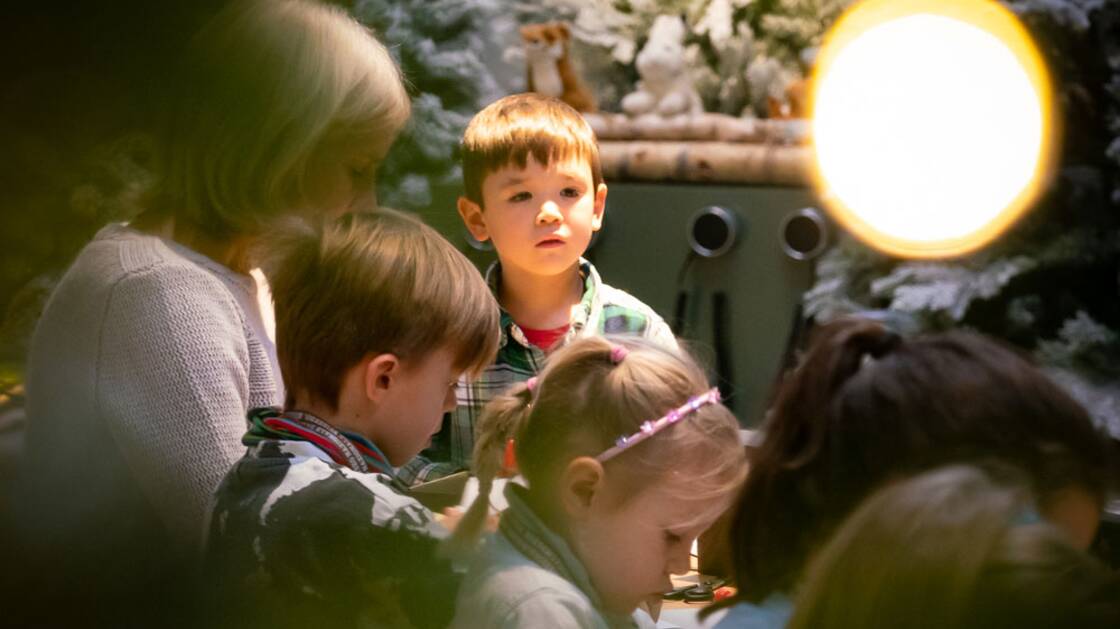 I bambini fanno lavori di artigianato nell'atelier dell'Avvento