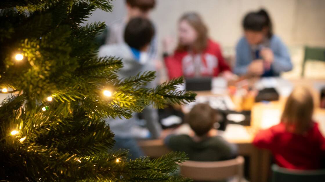 Kinder beim Basteln im Adventsatelier