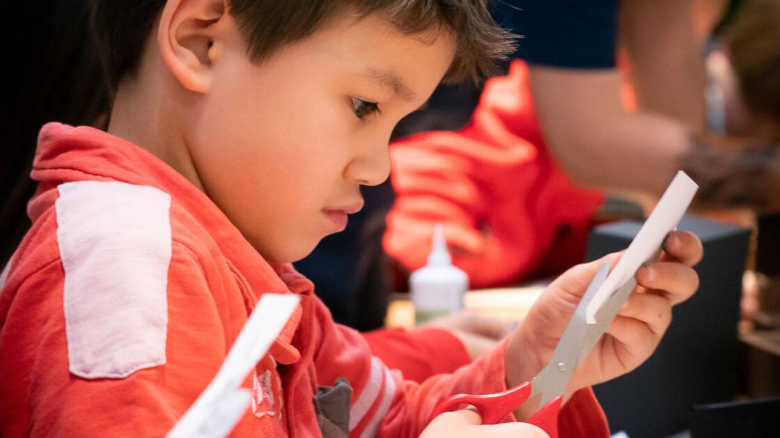 Kinder beim Basteln im Adventsatelier