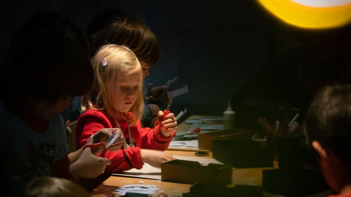 Bambini che fanno lavori di artigianato nell'atelier dell'Avvento