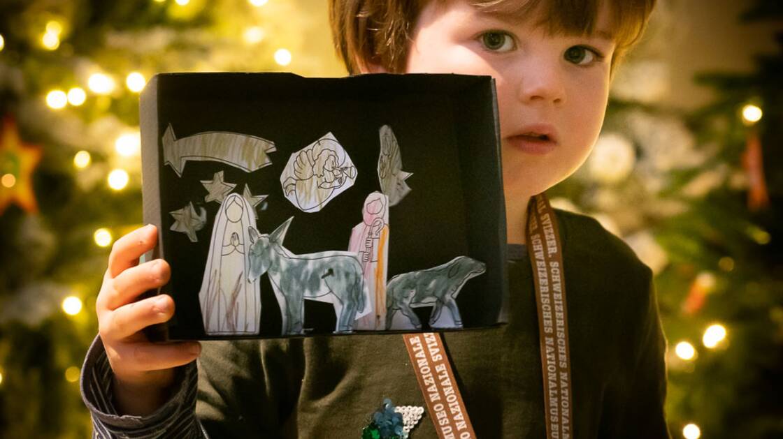 Bambini che fanno lavori di artigianato nell'atelier dell'Avvento