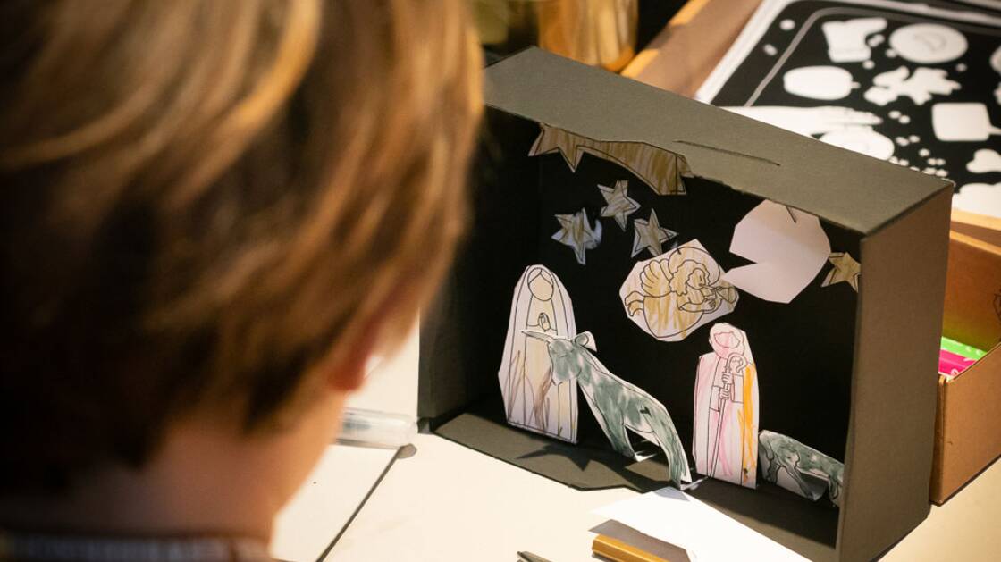 Kinder beim Basteln im Adventsatelier