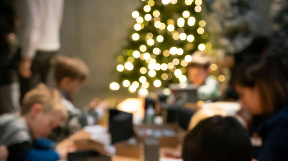 Kinder beim Basteln im Adventsatelier