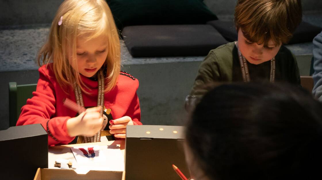 Kinder beim Basteln im Adventsatelier