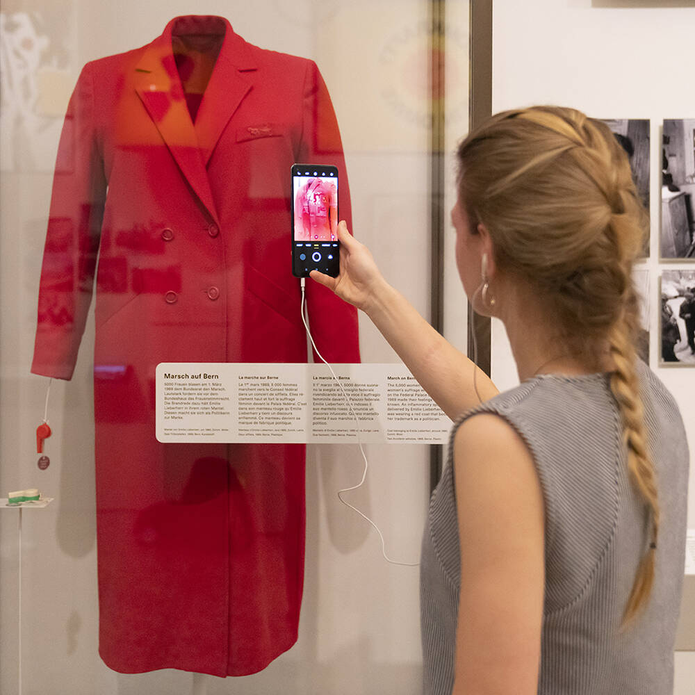 Intermédiaire avec iPhone pendant une visite virtuelle.