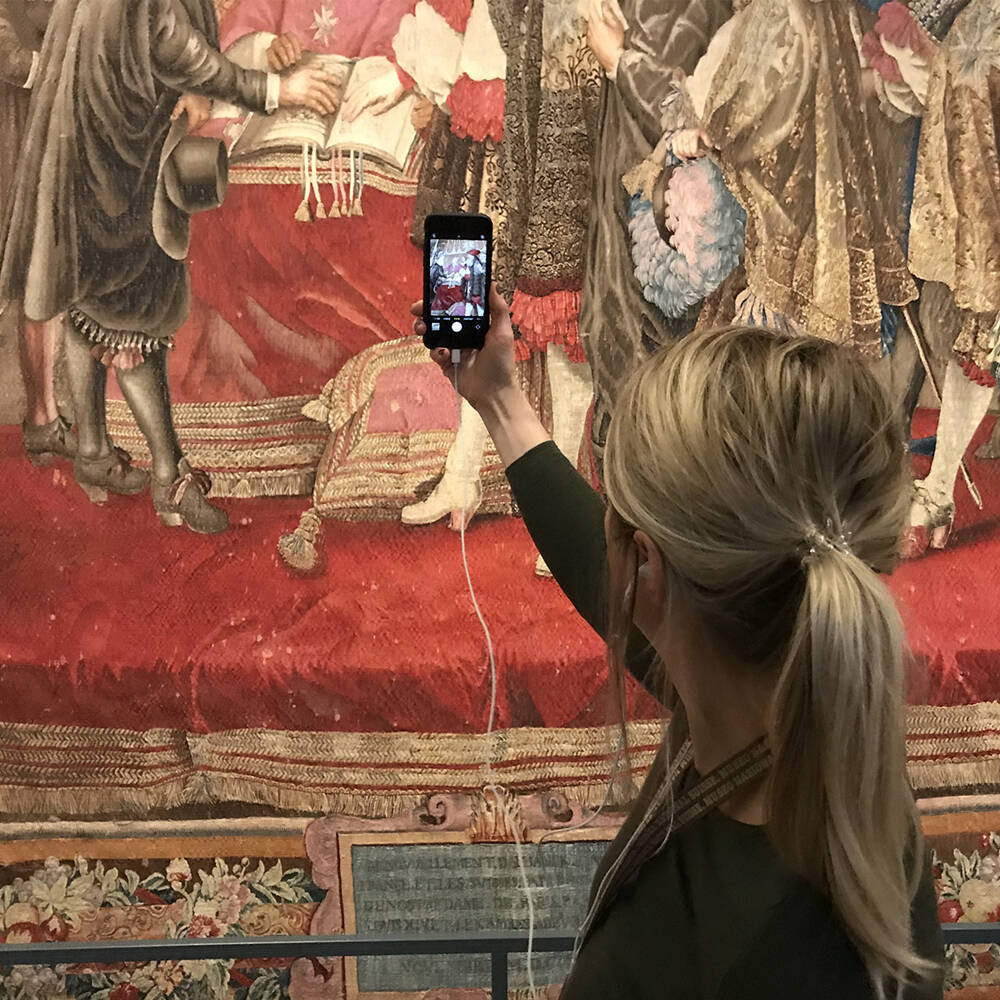 Intermédiaire avec iPhone pendant une visite virtuelle.