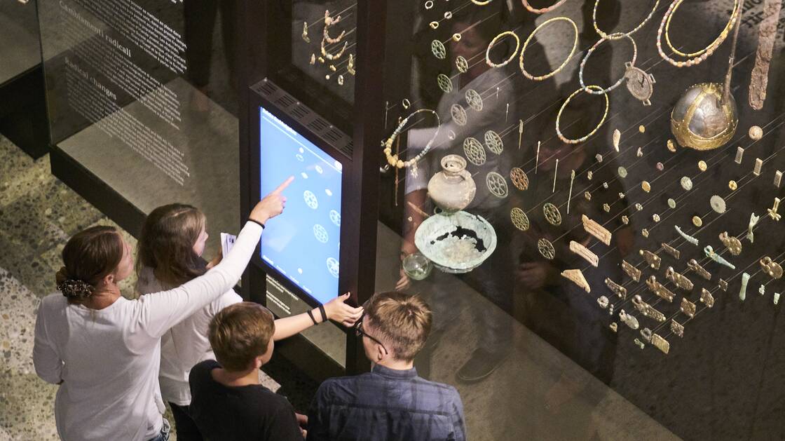 Blick in die Ausstellung "Archäologie Schweiz"