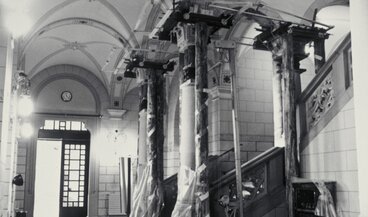 Notmassnahmen zur Verstärkung der Säulen im Eingangsbereich, um 1994. | © Schweizerisches Nationalmuseum