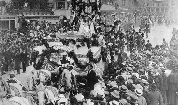 Umzug zur Eröffnung des Landesmuseums am 25. Juni 1898. Wagen mit Helvetia und einem Modell des Landesmuseums.