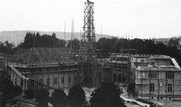 Bau des Landesmuseums mit Turmgerüst, um 1893.