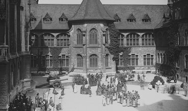 Französische Flüchtende im Hof des Landesmuseums, 1916.