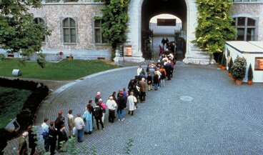 Besucherinnen und Besucher stehen Schlange um die Ausstellung zu Leonardo da Vinci zu sehen, Januar 2001. | © Schweizerisches Nationalmuseum