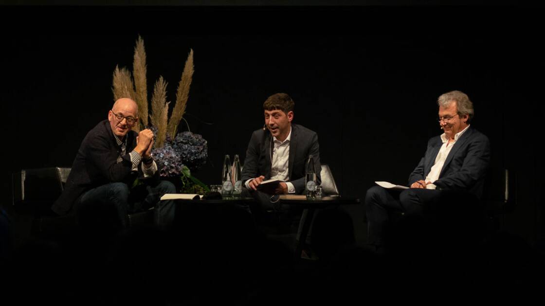 Jonathan Ledgard und Manuel Bessler bei einem Gespräch im Landesmuseum