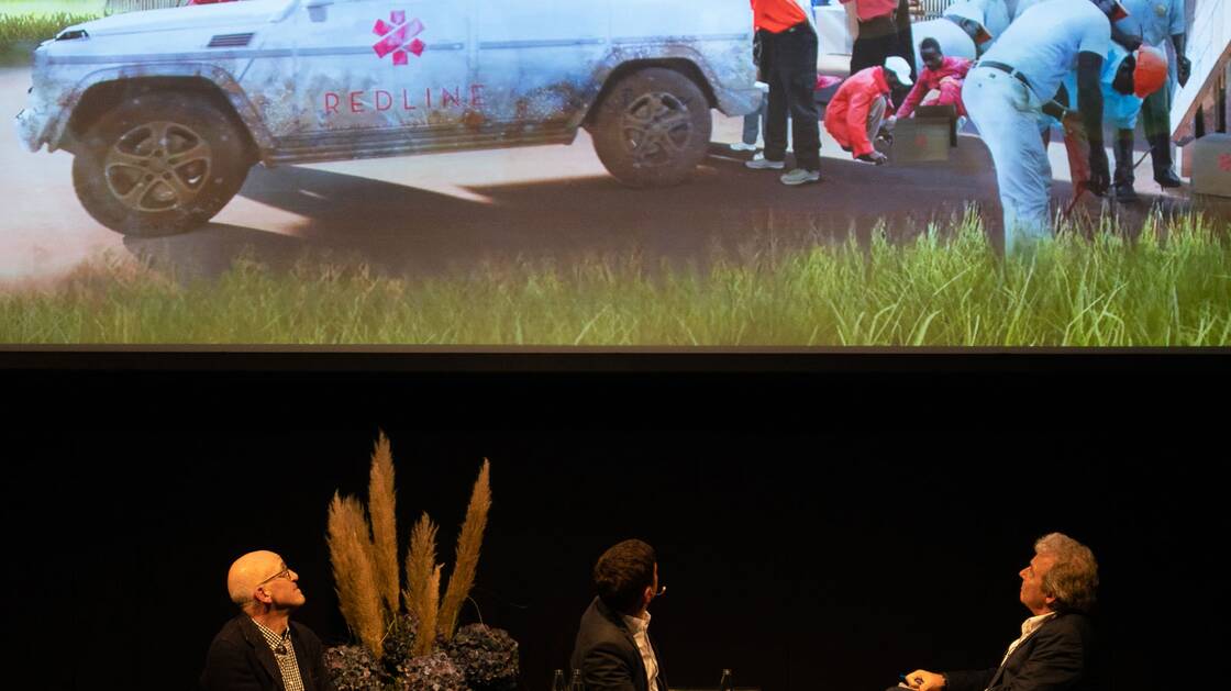 Jonathan Ledgard und Manuel Bessler bei einem Gespräch im Landesmuseum
