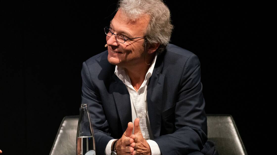 Jonathan Ledgard und Manuel Bessler bei einem Gespräch im Landesmuseum