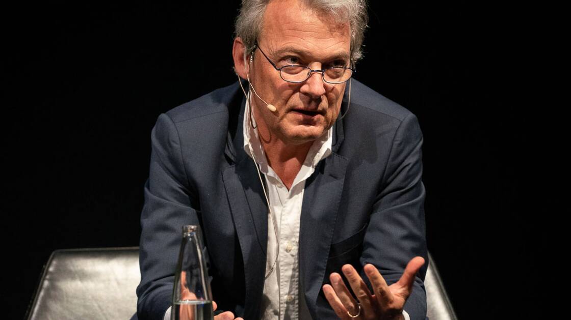 Jonathan Ledgard und Manuel Bessler bei einem Gespräch im Landesmuseum